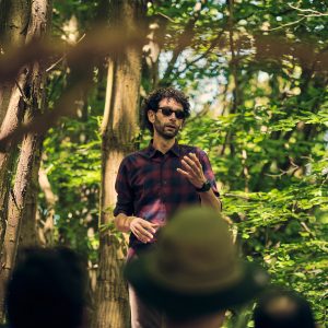 Giacomo Bergese, socio di Walden srl, spiega le attività del progetto LIFE ClimatePositive durante una visita guidata.